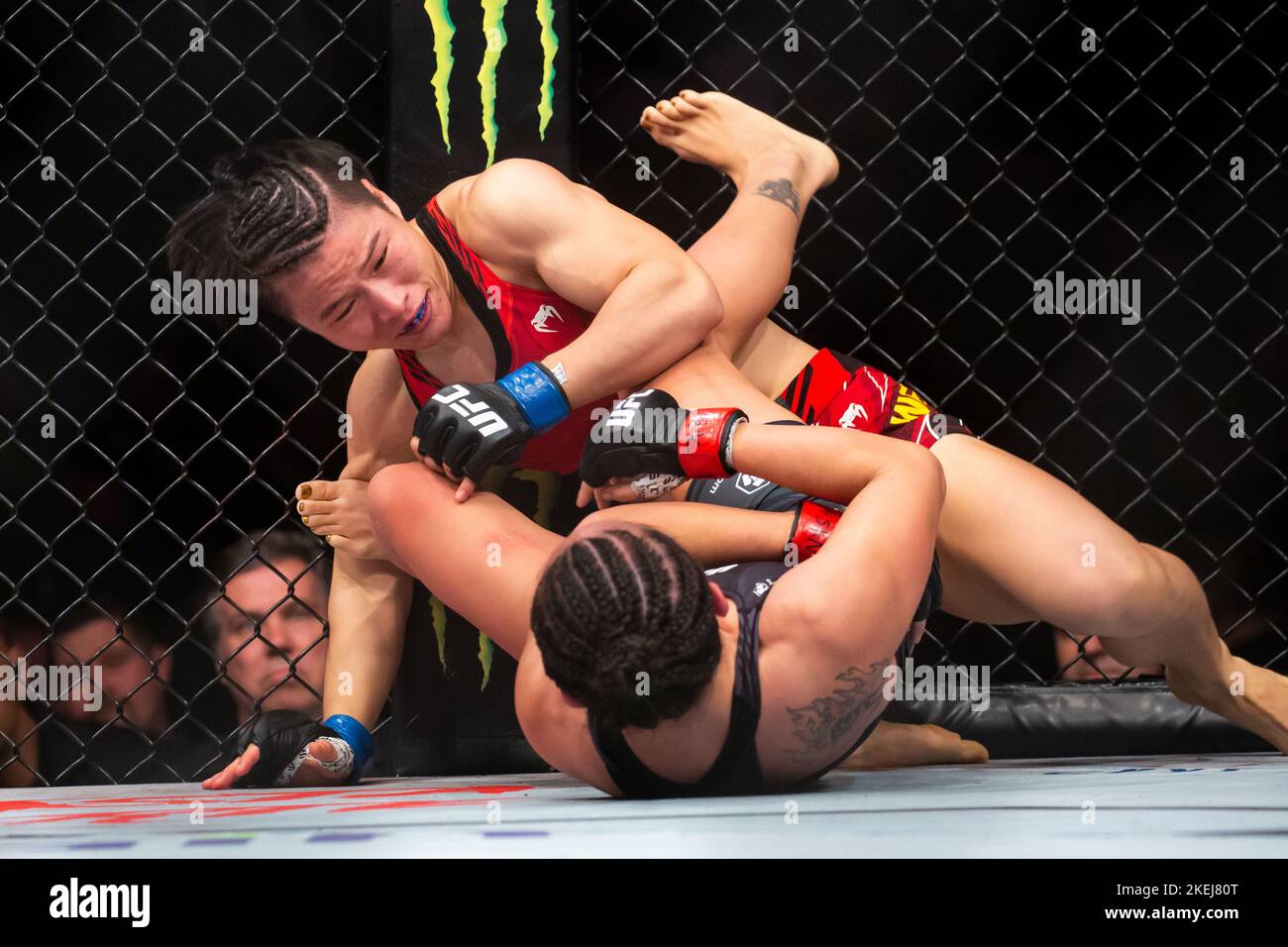 New York, USA. 12.. November 2022. Zhang Weili (oben) aus China und Carla Esparza aus den Vereinigten Staaten treten beim Strohgewicht-Titelkampf ihrer Frauen beim UFC 281 im Madison Square Garden in New York, USA, am 12. November 2022 gegeneinander an. Chinas erster UFC-Champion Zhang Weili hat am Samstagabend bei der UFC 281 mit einer zweiten Einreichungsrunde auf Carla Esparza die Meisterin der Strohgewichtsgewichtung der Frauen zurückgewonnen. Quelle: Michael Nagle/Xinhua/Alamy Live News Stockfoto