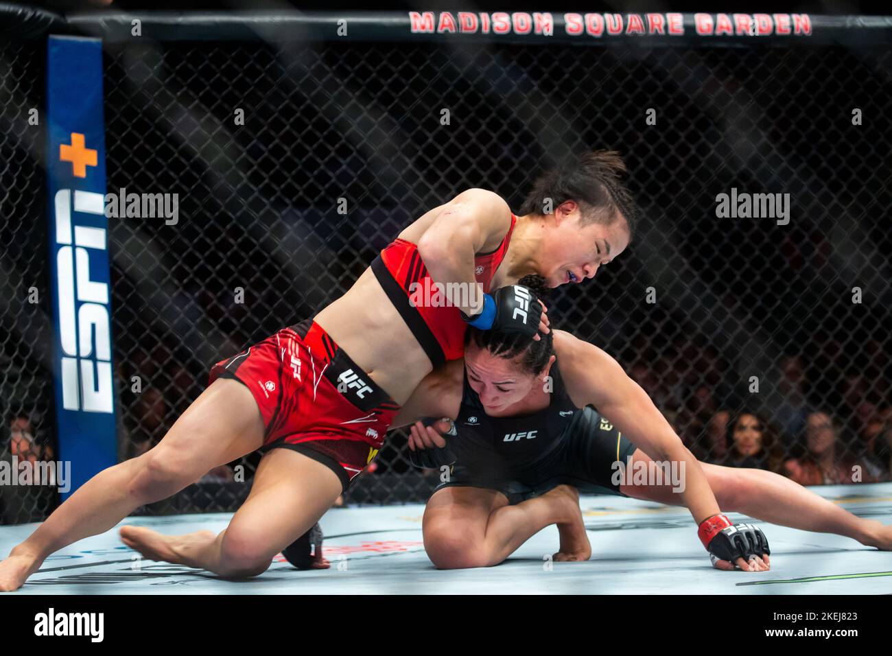 New York, USA. 12.. November 2022. Zhang Weili (oben) aus China und Carla Esparza aus den Vereinigten Staaten treten beim Strohgewicht-Titelkampf ihrer Frauen beim UFC 281 im Madison Square Garden in New York, USA, am 12. November 2022 gegeneinander an. Chinas erster UFC-Champion Zhang Weili hat am Samstagabend bei der UFC 281 mit einer zweiten Einreichungsrunde auf Carla Esparza die Meisterin der Strohgewichtsgewichtung der Frauen zurückgewonnen. Quelle: Michael Nagle/Xinhua/Alamy Live News Stockfoto