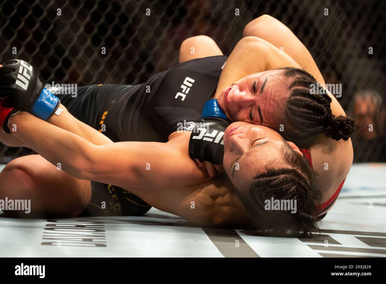 New York, USA. 12.. November 2022. Zhang Weili (unten) aus China und Carla Esparza aus den Vereinigten Staaten treten beim Strohgewicht-Titelkampf ihrer Frauen beim UFC 281 im Madison Square Garden in New York, USA, am 12. November 2022 gegeneinander an. Chinas erster UFC-Champion Zhang Weili hat am Samstagabend bei der UFC 281 mit einer zweiten Einreichungsrunde auf Carla Esparza die Meisterin der Strohgewichtsgewichtung der Frauen zurückgewonnen. Quelle: Michael Nagle/Xinhua/Alamy Live News Stockfoto