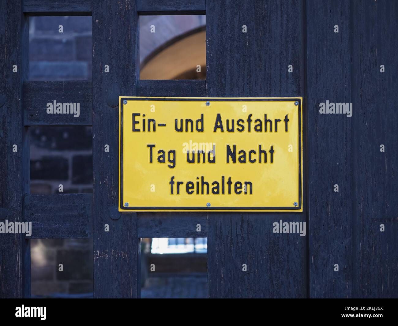 Deutsches Schild, ein und Ausfahrt Tag und Nacht frei ein- und Ausstieg Tag und Nacht frei lassen Stockfoto