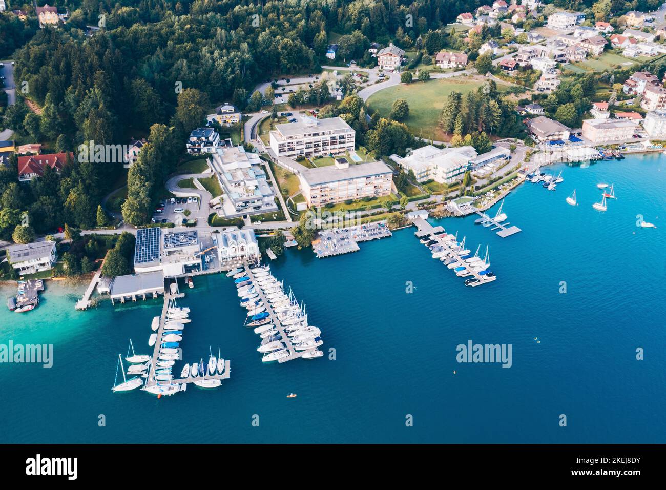 Luftaufnahme zum Yachthafen in Velden am Wörthersee in Kärnten, Österreich. Berühmte luxuriöse touristische Sommerferienlage. Stockfoto