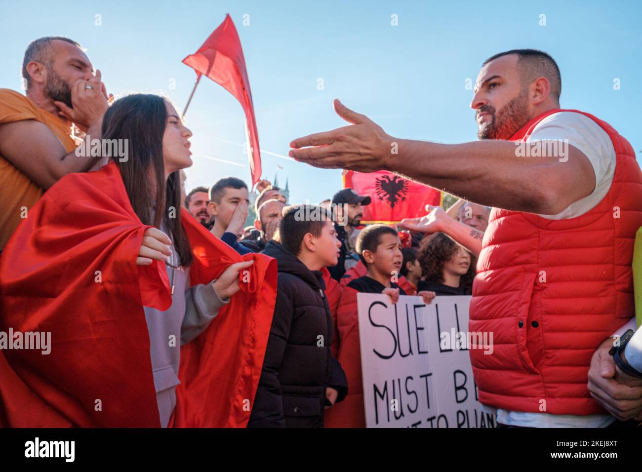 Die in London lebenden Albaner kamen auf breiter Basis heraus, nachdem Suella Braverman angedeutet hatte, dass Albaner, die nach Großbritannien gekommen sind, Kriminelle seien Stockfoto