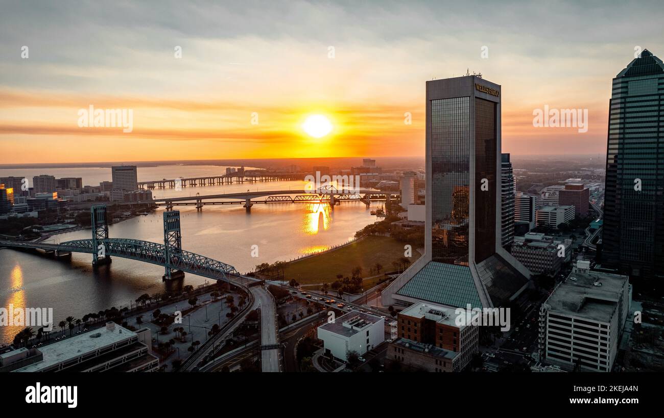 Das Stadtbild mit der Acosta Bridge, die den Saint Johns River bei einem Sonnenuntergang in Jacksonville überspannt Stockfoto