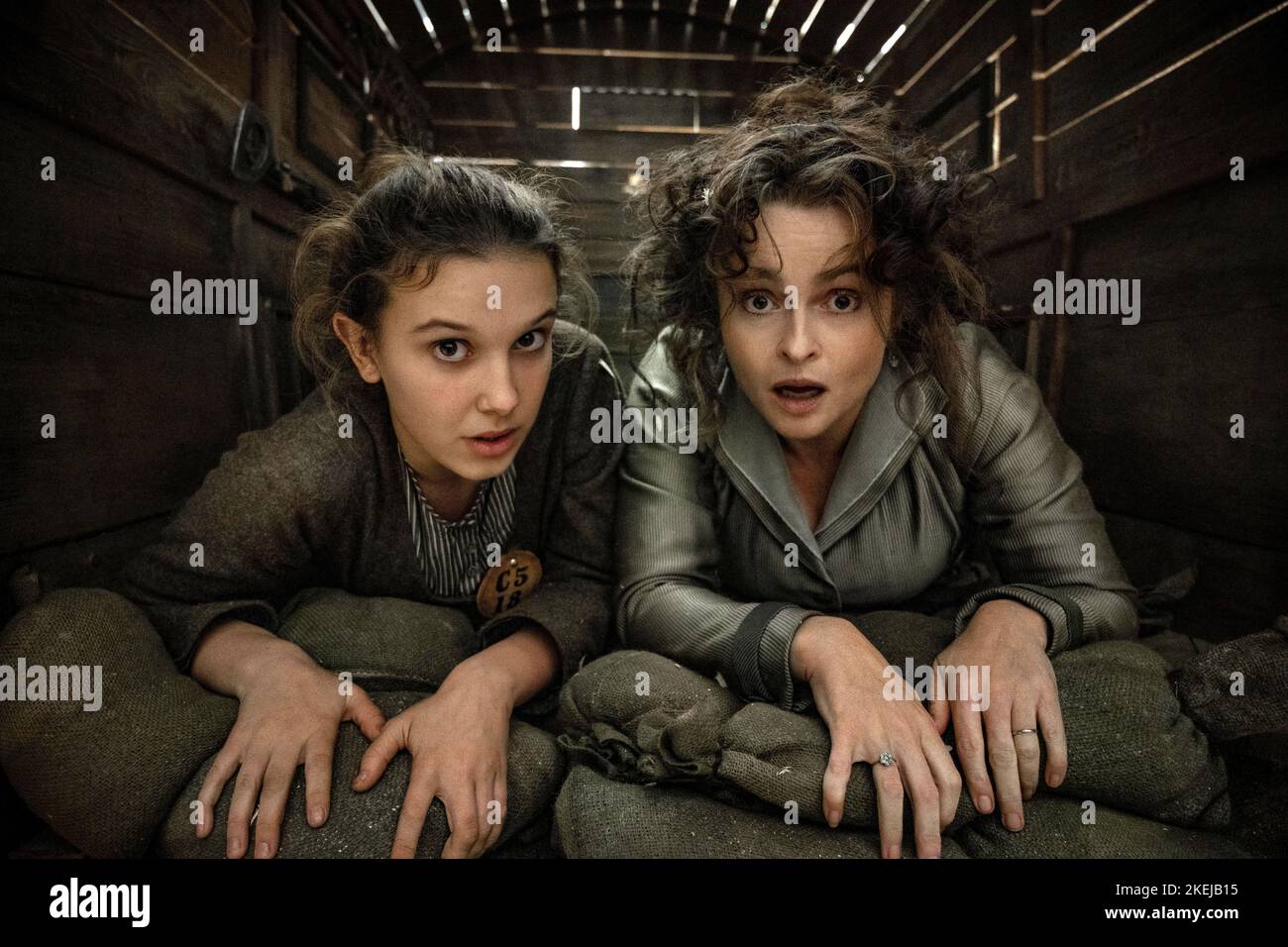 HELENA BONHAM CARTER und MILLIE BOBBY BROWN in ENOLA HOLMES 2 (2022), Regie: HARRY BRADBEER. Credit: Legendary Pictures / Netflix / Album Stockfoto