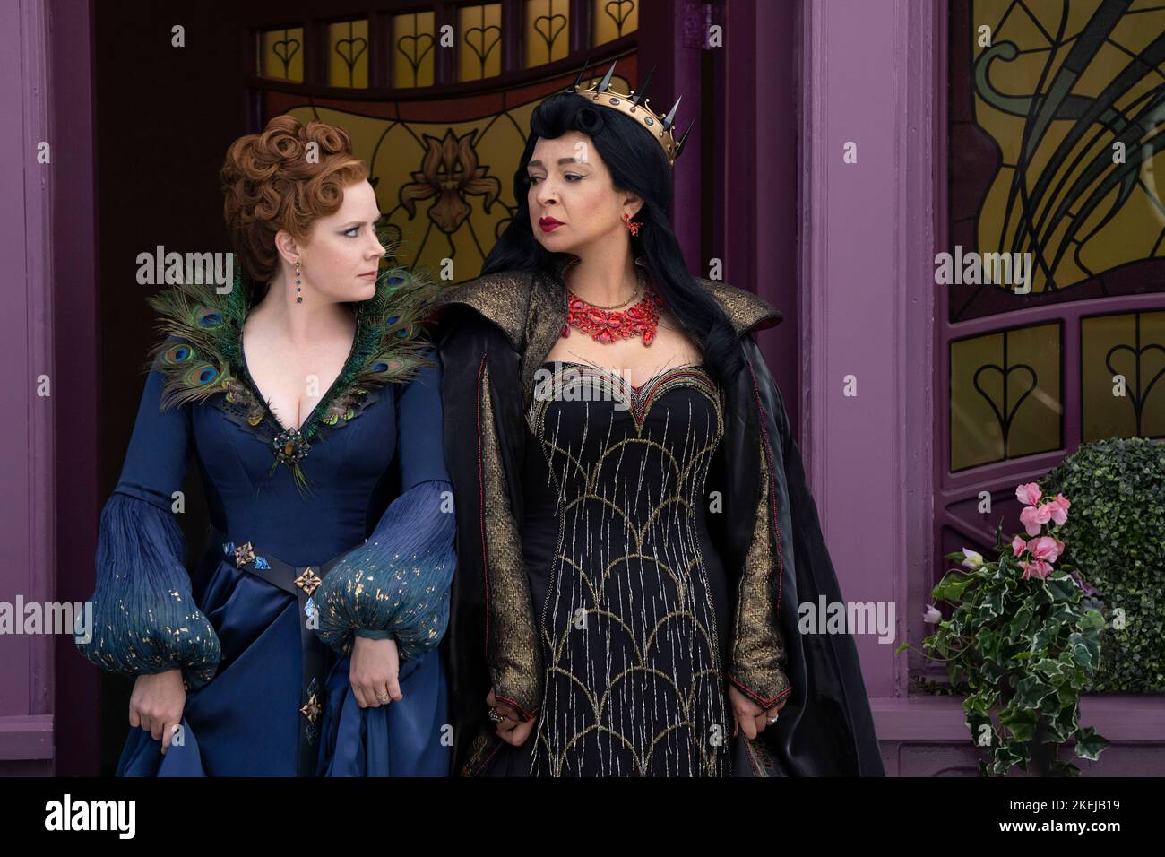 AMY ADAMS und MAYA RUDOLPH in DISENCHANTED (2022), Regie: ADAM SHANKMAN. Kredit: WALT DISNEY BILDER / Album Stockfoto