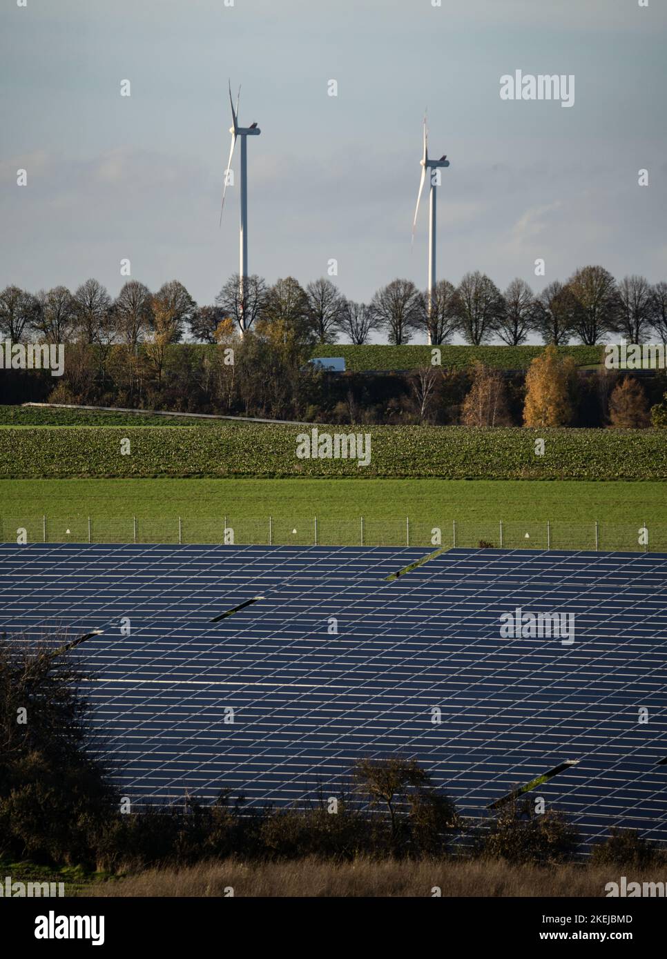 Freimersheim, Deutschland. 10.. November 2022. Windkraftanlagen stehen auf einem Hügel über einer großen Solaranlage auf einem Feld im Landkreis Alzey-Worms. Kredit: Frank Rumpenhorst/dpa/Frank Rumpenhorst/dpa/Alamy Live Nachrichten Stockfoto