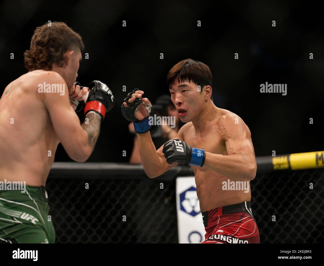 New York, USA. 12. November 2022, New York City, NY, NEW YORK CITY, NY, USA: NEW YORK New York City, NY, NY- November 12: Michael Trizano (L) und Seungwoo Choi (R) treten in den Ring für einen 3-Runden-Kampf im Madison Square Garden für UFC 281 - Adesanya vs Perieira : Veranstaltung am 12. November 2022 in New York City, NY, USA. (Bild: © Louis Grasse/PX Imagens via ZUMA Press Wire) Bild: ZUMA Press, Inc./Alamy Live News Stockfoto