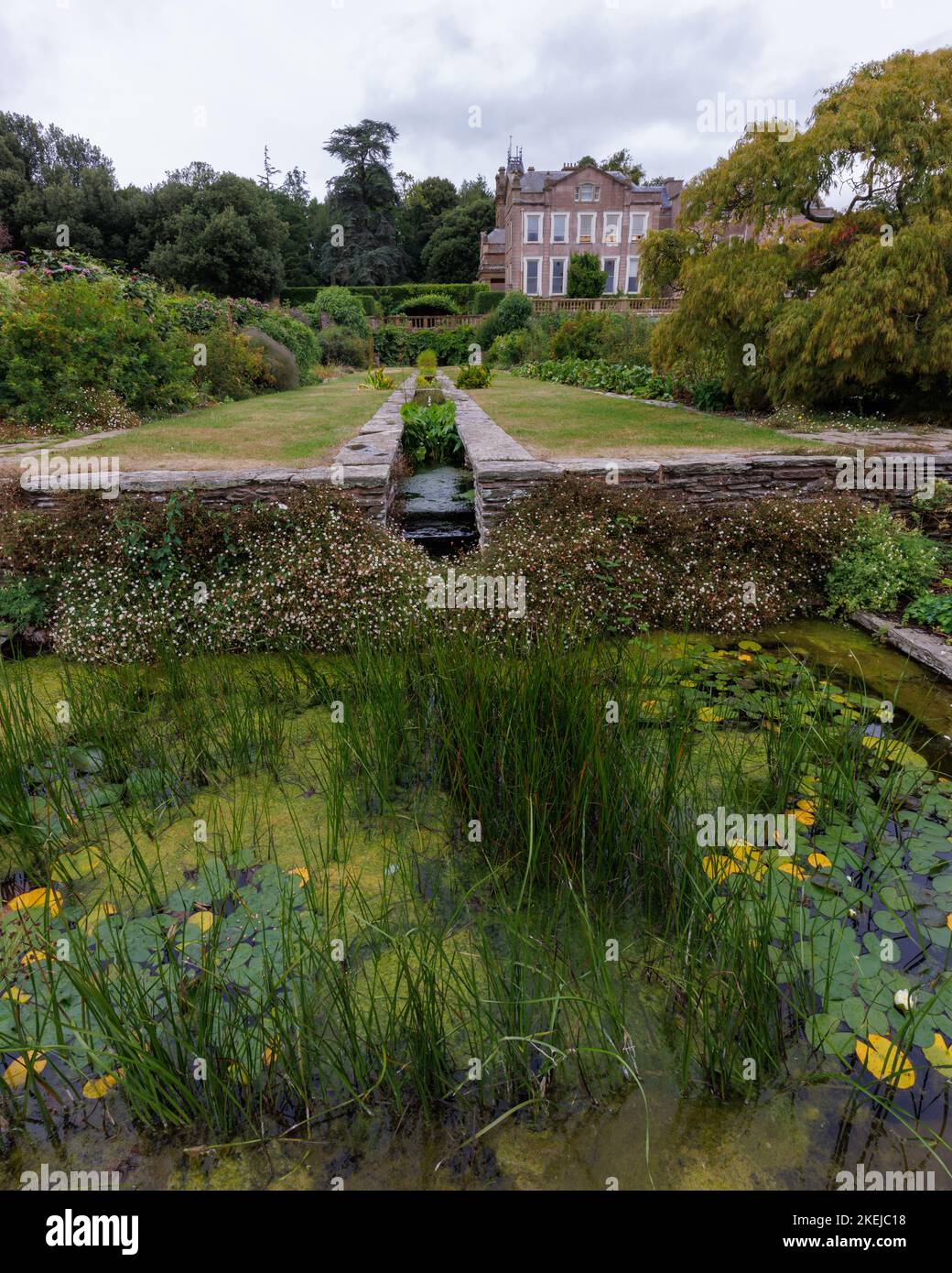 Blick auf das Haupthaus mit Rill und Teich im Hestercombe House & Gardens Stockfoto