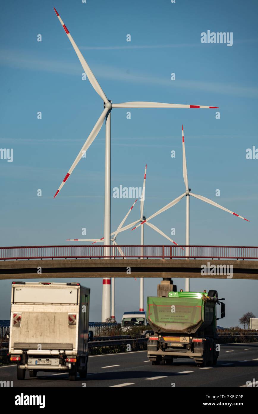 Freimersheim, Deutschland. 10.. November 2022. Windturbinen stehen auf einem Hügel hinter der Autobahn A63. Kredit: Frank Rumpenhorst/dpa/Frank Rumpenhorst/dpa/Alamy Live Nachrichten Stockfoto