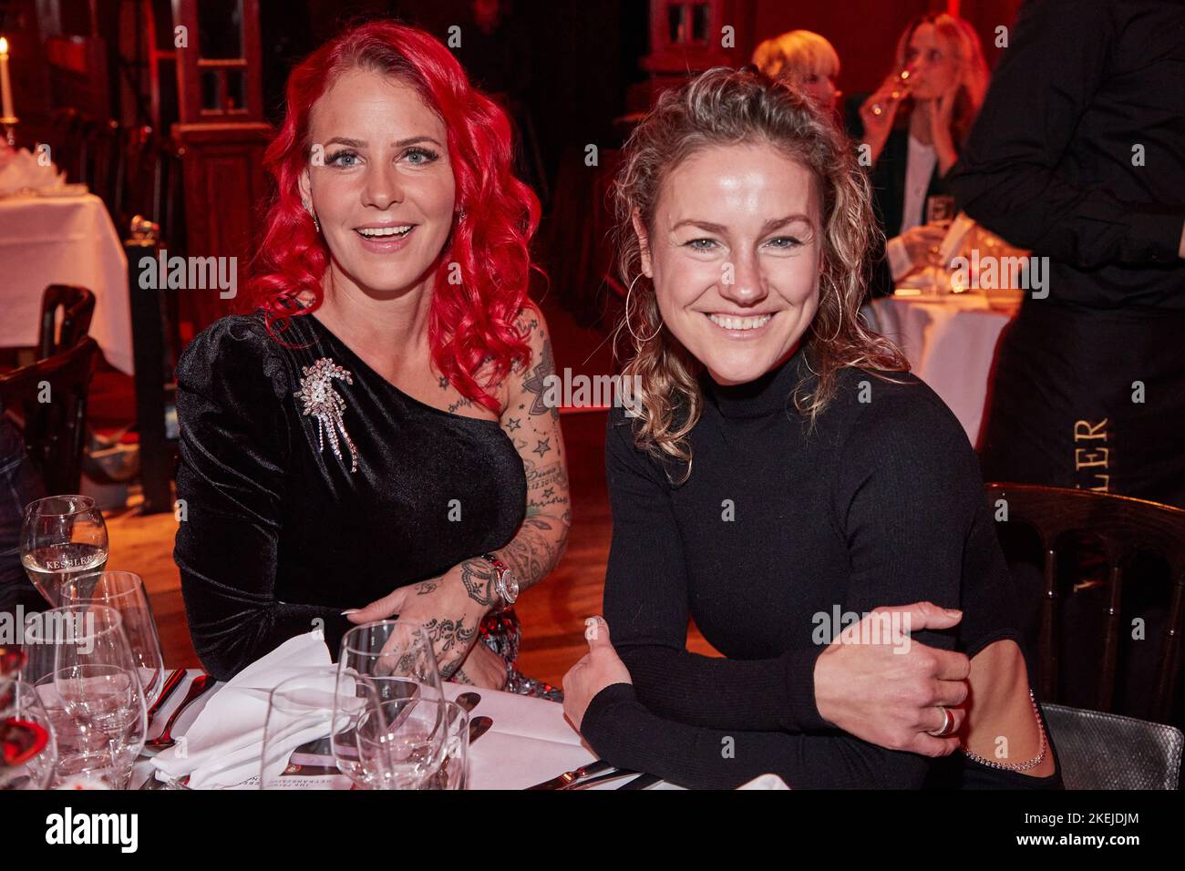 Hamburg, Deutschland. 12.. November 2022. Dana Diekmeier (l.), Ehefrau ...