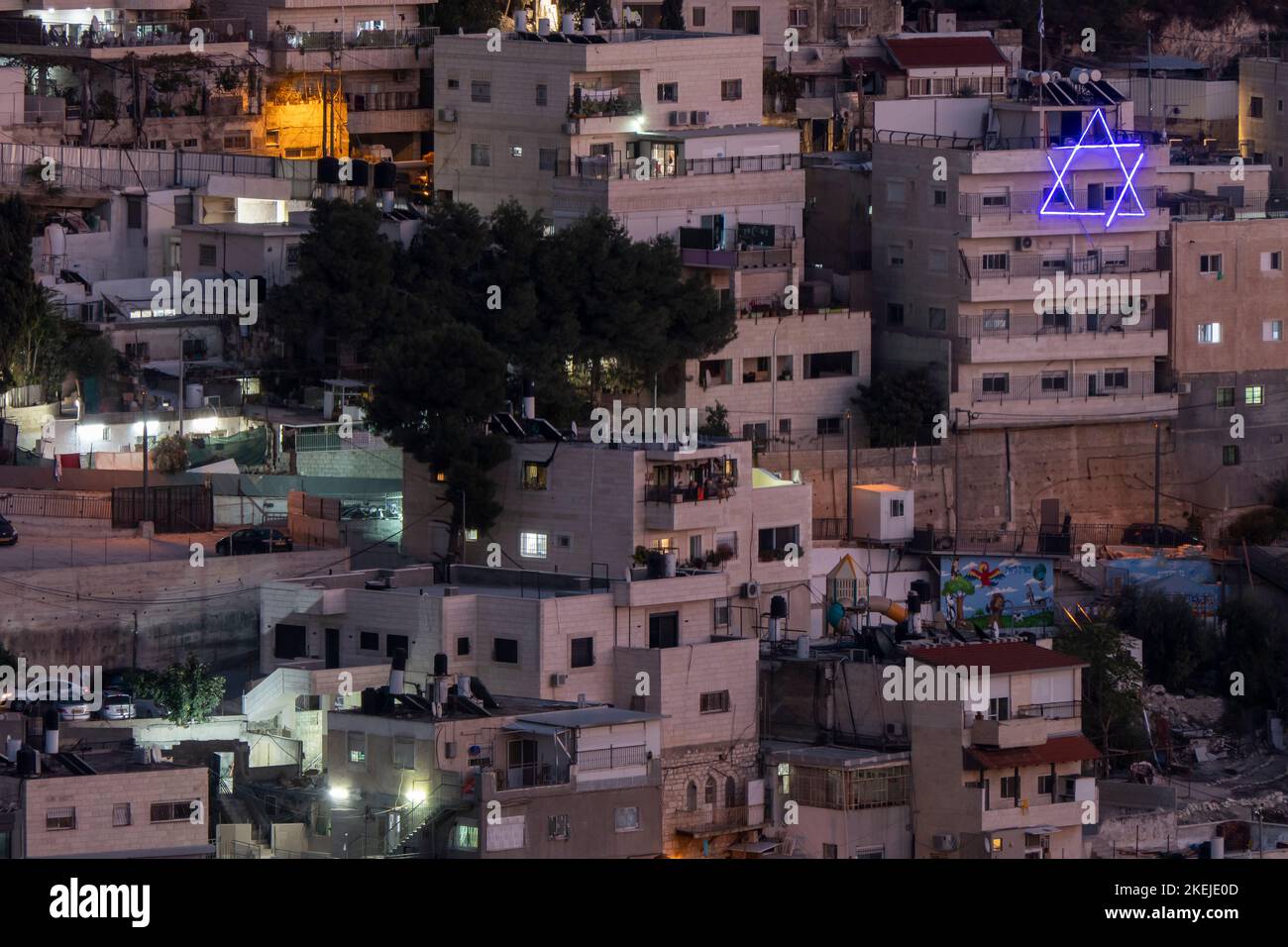 Blaue neonbeleuchtete Davidsterne installierten außerhalb von Gebäuden jüdischer Siedler in der Gegend von Batan al-Hawa in Silwan, einem überwiegend palästinensischen Viertel am Rande der Altstadt in Ostjerusalem, Israel. Seit dem sechs-Tage-Krieg von 1967 haben jüdische Organisationen versucht, eine jüdische Präsenz in Silwan wiederherzustellen. Mehr als 50 jüdische Familien leben unter rund 50,000 Palästinensern in der Region, einige in Häusern, die von Arabern erworben wurden und behaupten, sie wüssten nicht, dass sie ihre Häuser an jüdische Menschen verkaufen würden. Stockfoto