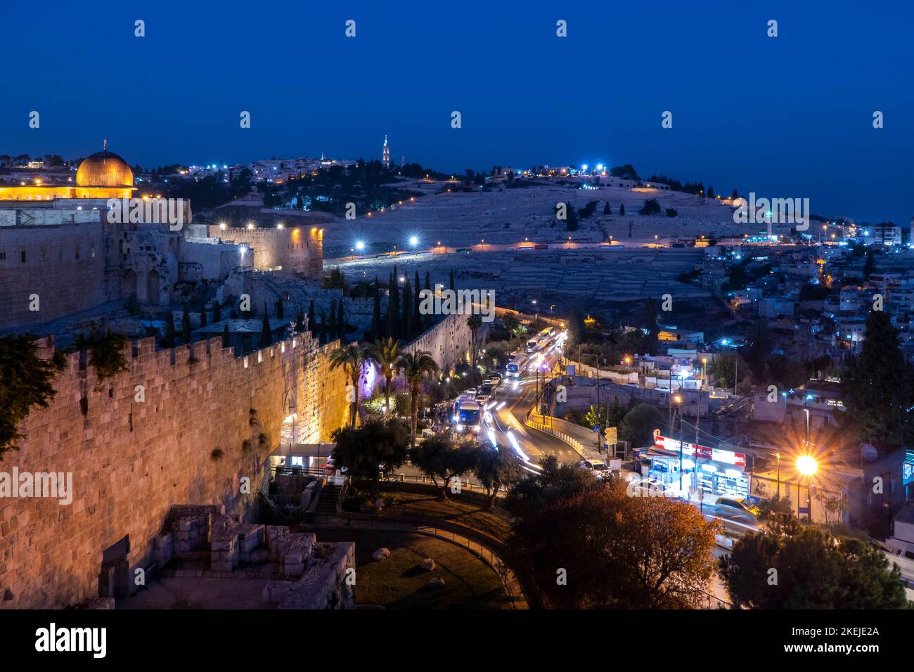 Blick in die Dämmerung des Olivenberges und der Al-Aksa Moschee entlang der Südwand des Tempelbergs, der als Edles Heiligtum und für Muslime als Haram esh-Sharif in der Altstadt von Ostjerusalem Israel bekannt ist Stockfoto