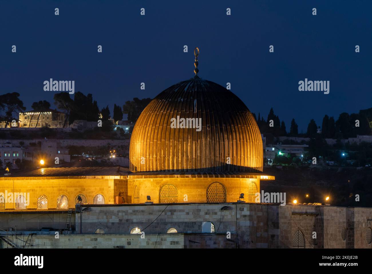 Blick in der Dämmerung der Al-Aksa Moschee entlang der südlichen Wand des Tempelbergs, bekannt als das Edle Heiligtum und für Muslime als der Haram esh-Sharif in der Altstadt Ost-Jerusalem Israel Stockfoto
