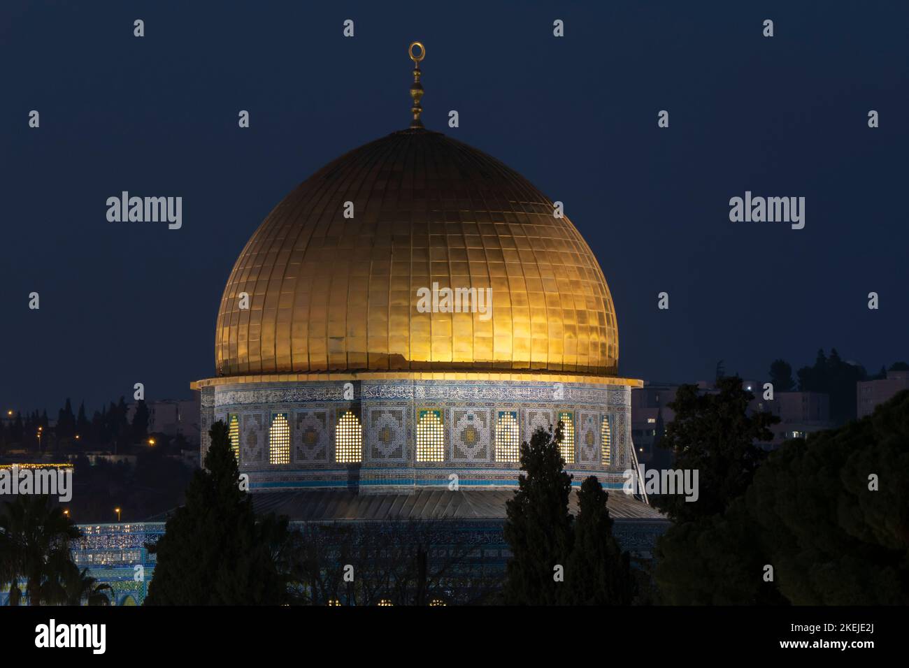 Blick in der Nacht auf den vergoldeten islamischen Schrein Dome of Der Felsen am Tempelberg, der den Muslimen bekannt ist Wie der Haram esh-Sharif in der alten Stadt Ost-Jerusalem Israel Stockfoto