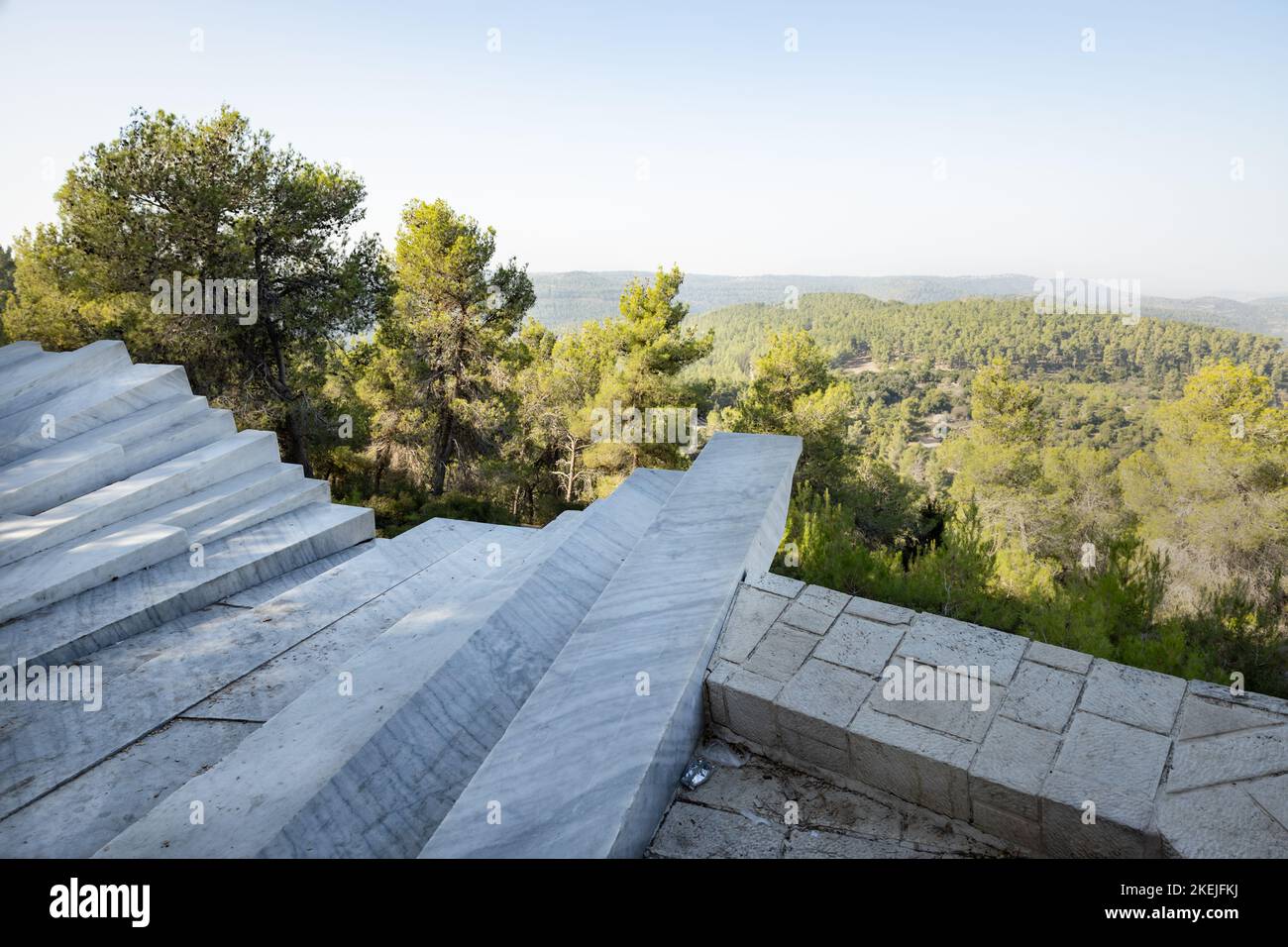 Die Arthur Rubinstein Panorama Gedenkstätte mit Blick auf den Jerusalemer Wald. Stockfoto