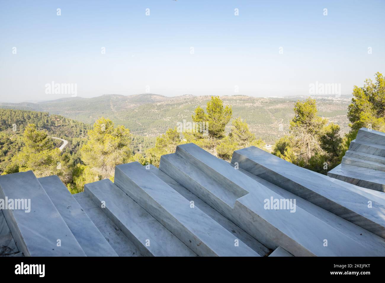 Die Arthur Rubinstein Panorama Gedenkstätte mit Blick auf den Jerusalemer Wald. Stockfoto