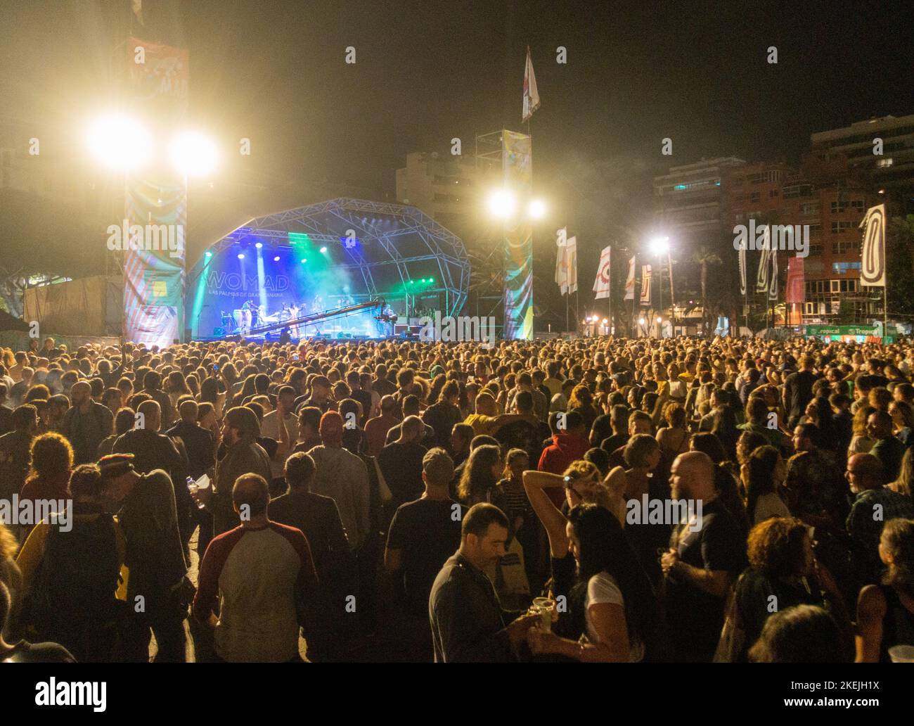 Las Palmas, Gran Canaria, Kanarische Inseln, Spanien. 12.. November 2022. Eno Williams und ihre Band, Ibibio Sound Machine (UK), treten vor einem riesigen Publikum auf, als sie die Abschlussnacht beim Las Palmas WOMAD Musikfestival auf Gran Canaria headlinten. Der ehemalige Genesis-Sänger Peter Gabriel ist einer der Gründer von WOMAD. Quelle: Alan Dawson/Alamy Live News Stockfoto