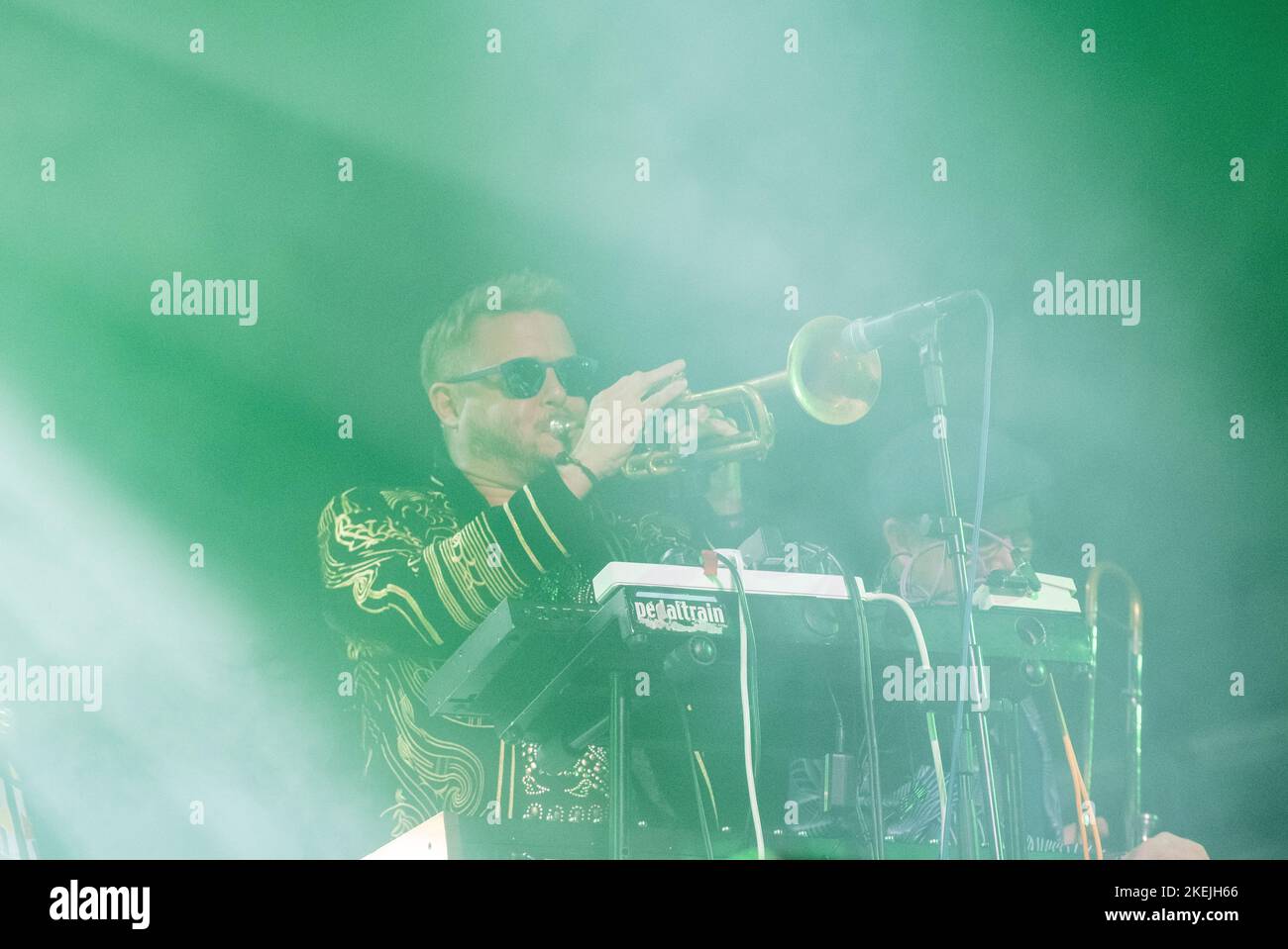 Las Palmas, Gran Canaria, Kanarische Inseln, Spanien. 12.. November 2022. Eno Williams und ihre Band, Ibibio Sound Machine (UK), treten vor einem riesigen Publikum auf, als sie die Abschlussnacht beim Las Palmas WOMAD Musikfestival auf Gran Canaria headlinten. Der ehemalige Genesis-Sänger Peter Gabriel ist einer der Gründer von WOMAD. Quelle: Alan Dawson/Alamy Live News Stockfoto