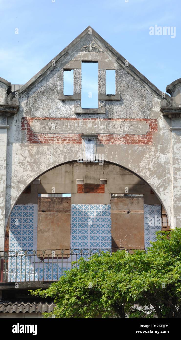 Schlecht gepflegtes Haus im Kolonialstil, Maputo, Mosambik. Stockfoto