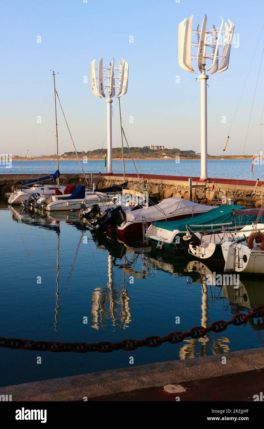 Kliux Energies Windkraftanlagen mit vertikaler Achse, installiert in der Marina in der Bucht von Santander Pedreña Cantabria Spanien Stockfoto