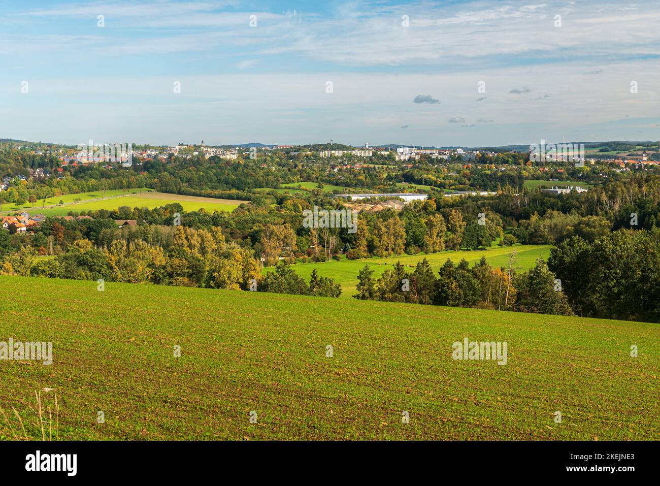 Plauen Stadt von der Wiese über Kurbitz Dorf in Deutschland an schönen Herbsttag Stockfoto