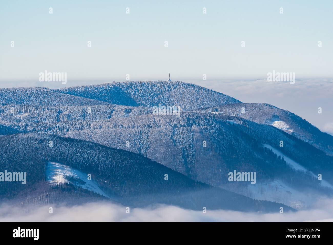 Radhost Hügel von Lysa hora Hügel in Moravskoslezske Beskiden in der Tschechischen republik während eiskalten Wintertag Stockfoto
