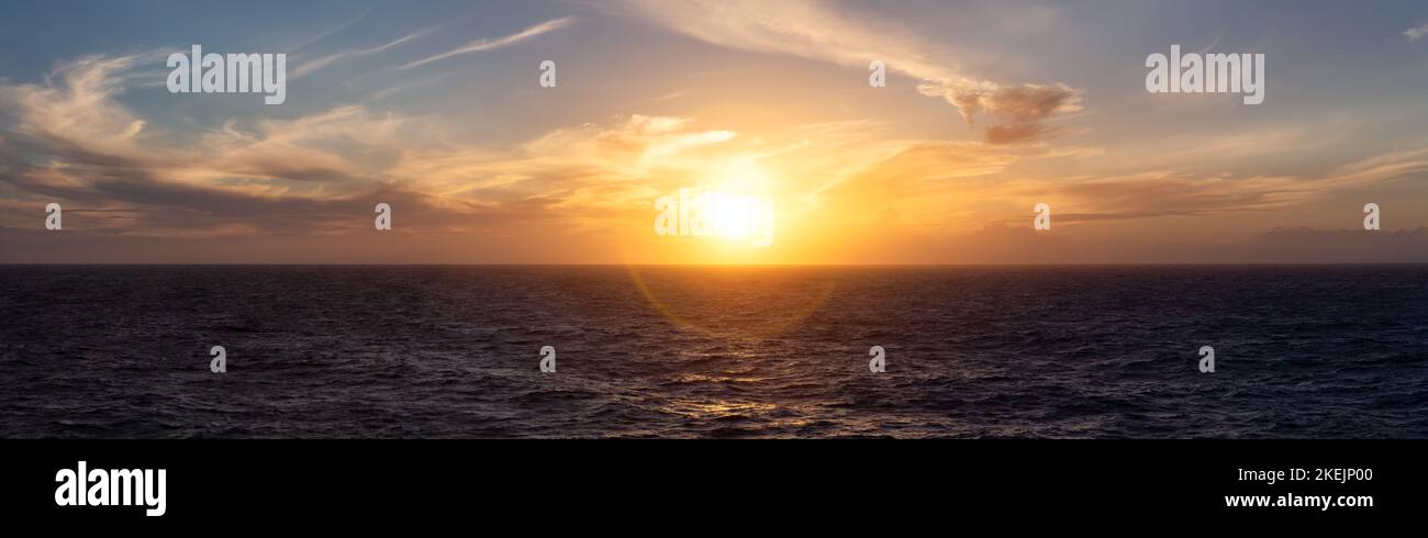 Dramatischer, farbenfroher Sonnenuntergang über dem Nordatlantik. Wolkenlandschaft Natur Hintergrund Stockfoto