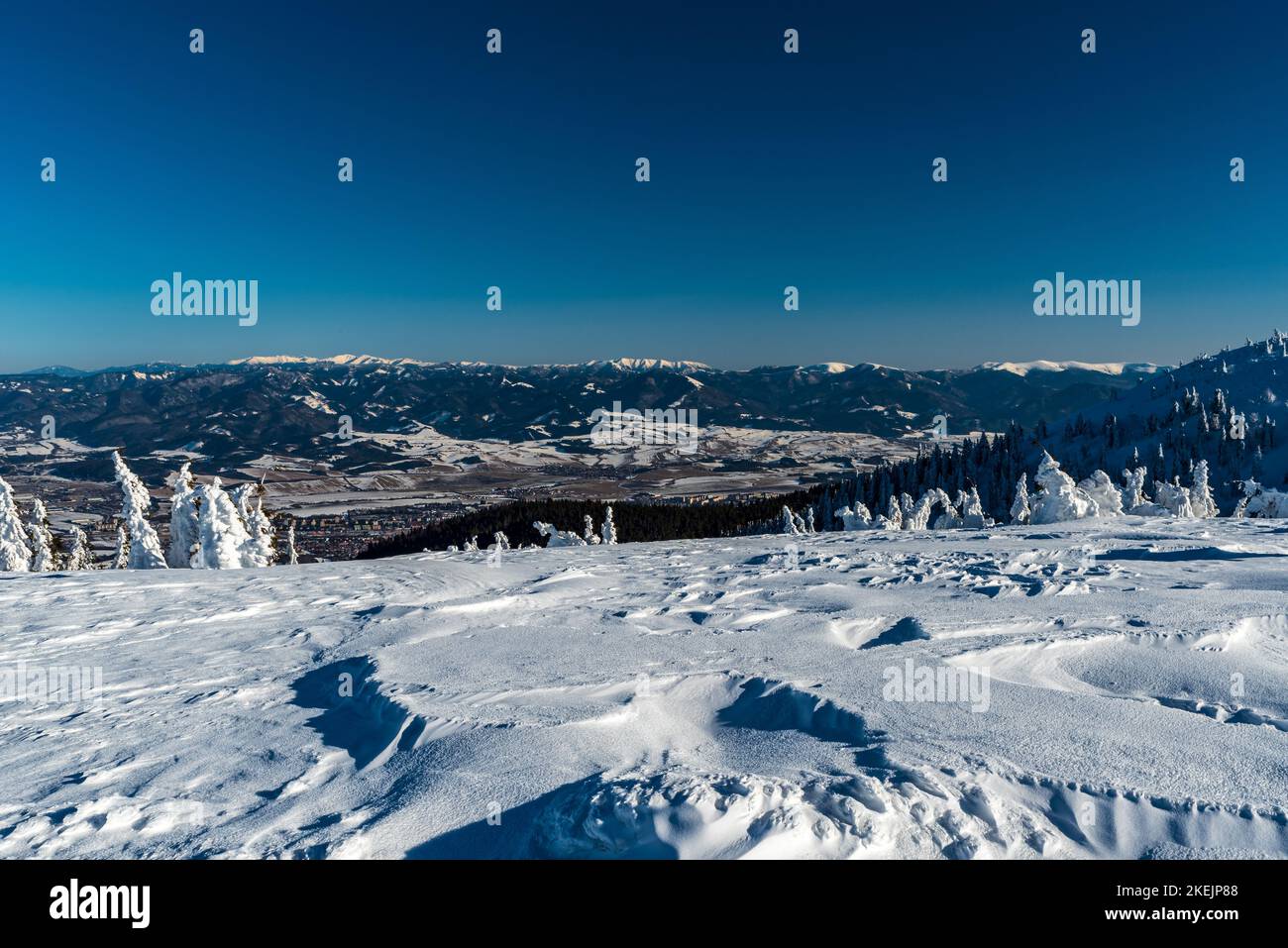Blick auf die Velka Fatra und die niedrige Tatra vom Zazriva Berg im Winter Mala Fatra Berge in der Slowakei Stockfoto