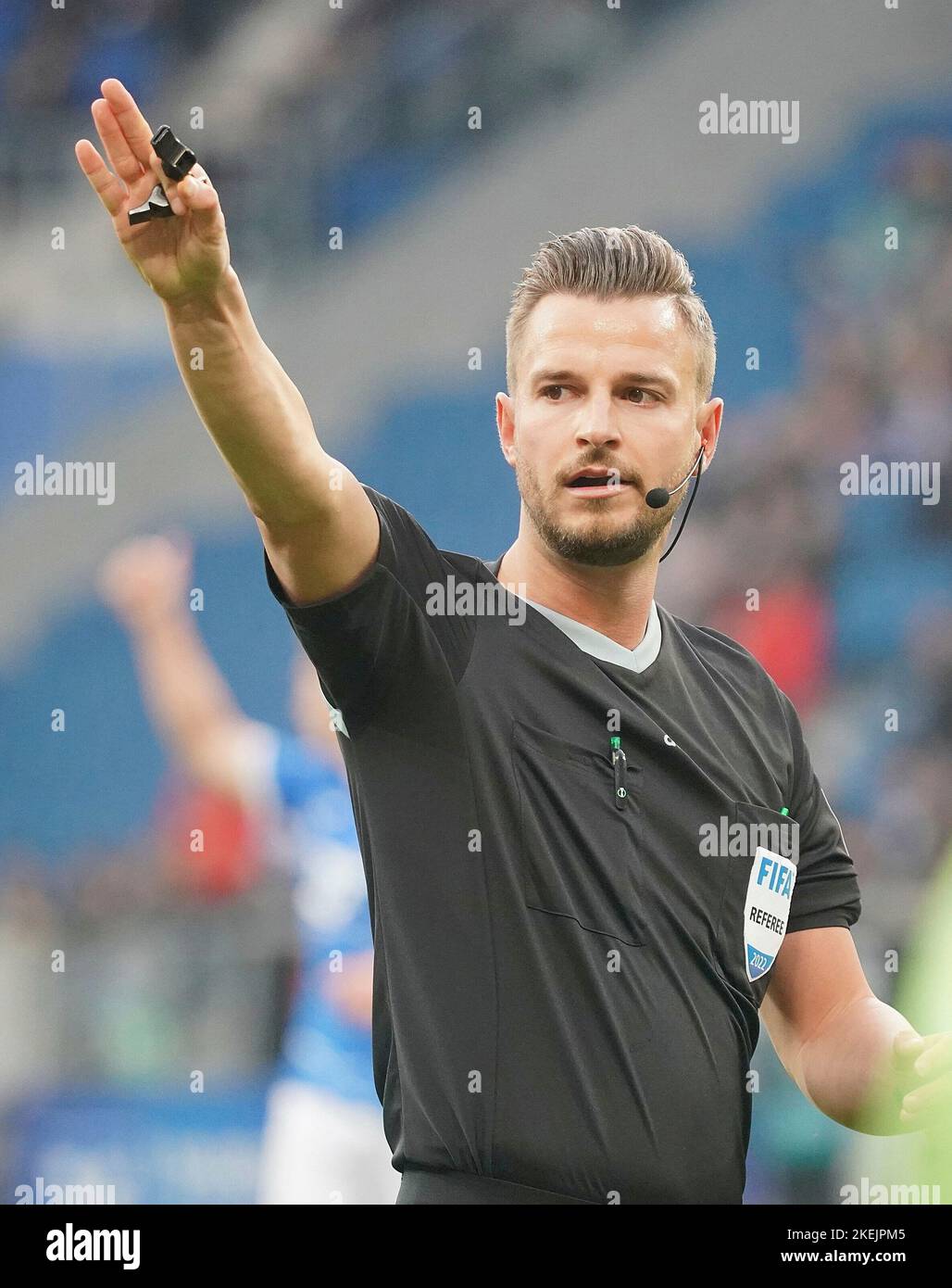 12. November 2022, PreZero Arena, Sinsheim, GER, 1. FBL, TSG 1899 Hoffenheim vs VfL Wolfsburg, DFL Vorschriften verbieten die Verwendung von Fotos als Bildsequenzen und/oder quasi-Video. Im Bild Schiedsrichter Daniel Schlager Stockfoto