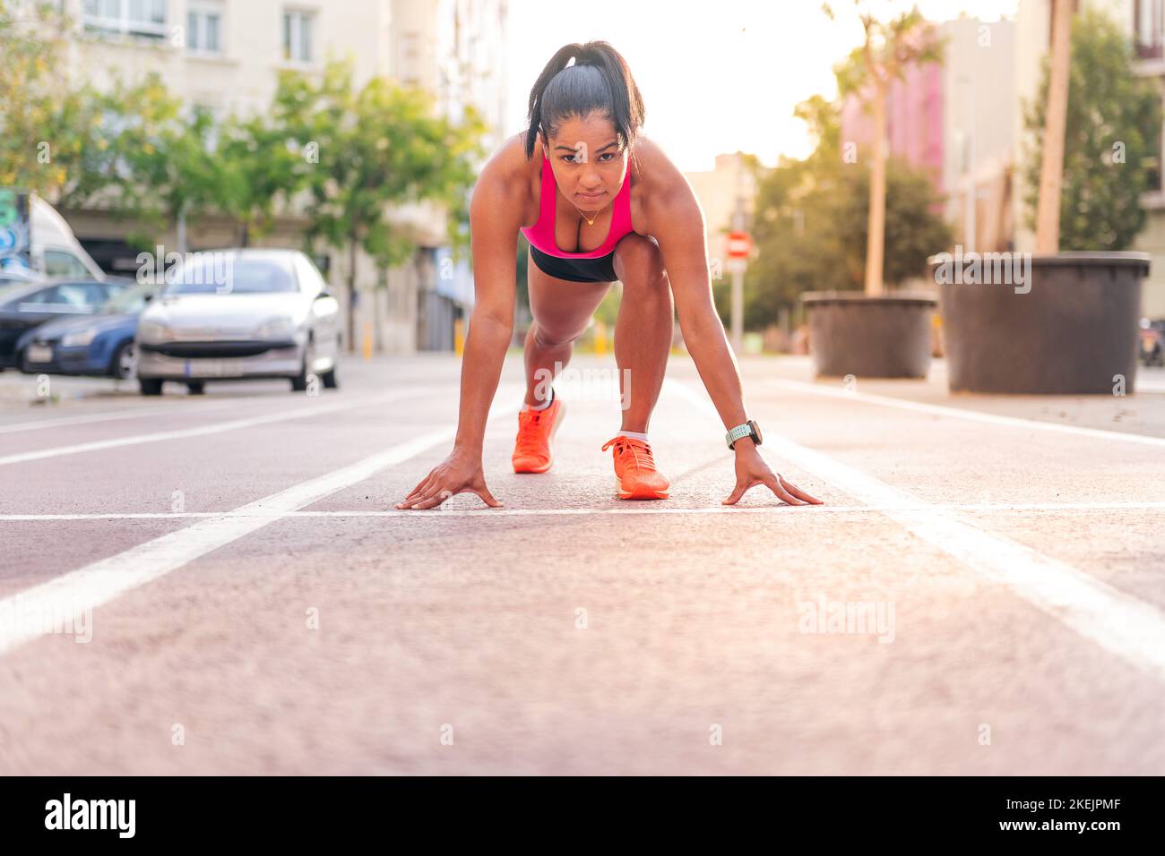 Athlet an der Startlinie der Leichtathletik-Strecke Stockfoto