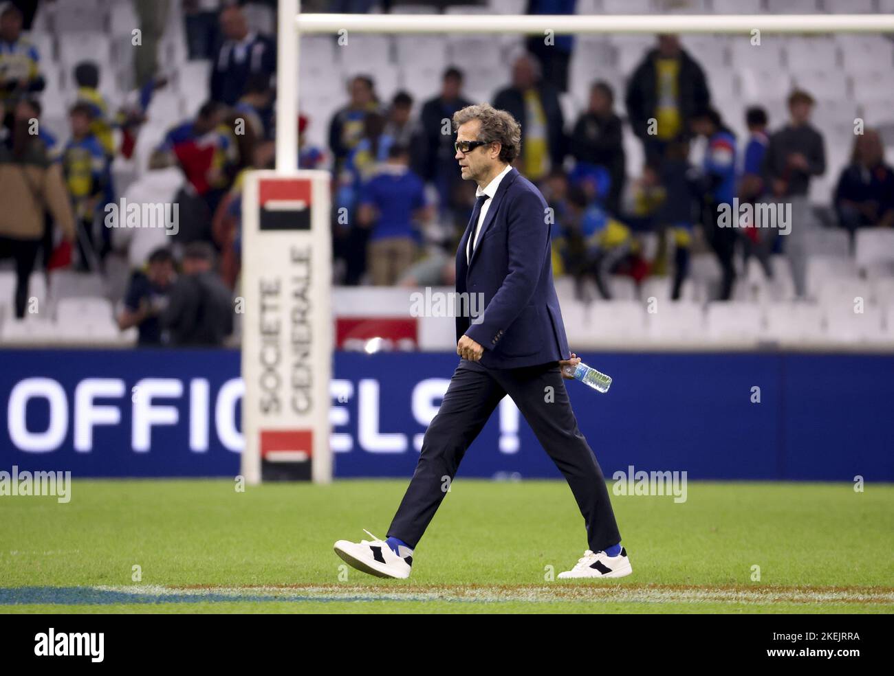 Cheftrainer von Frankreich Fabien Galthie feiert den Sieg mit den Anhängern nach dem Rugby-Union-Testspiel der Herbstnationen 2022 zwischen Frankreich und Südafrika (Springboks) am 12. November 2022 im Velodrome-Stadion in Marseille, Frankreich - Foto: Jean Catuffe/DPPI/LiveMedia Stockfoto