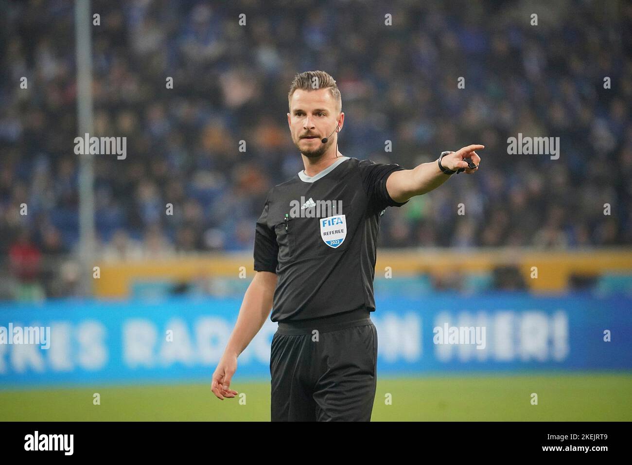 12. November 2022, PreZero Arena, Sinsheim, GER, 1. FBL, TSG 1899 Hoffenheim vs VfL Wolfsburg, DFL Vorschriften verbieten die Verwendung von Fotos als Bildsequenzen und/oder quasi-Video. Im Bild Schiedsrichter Daniel Schlager Stockfoto