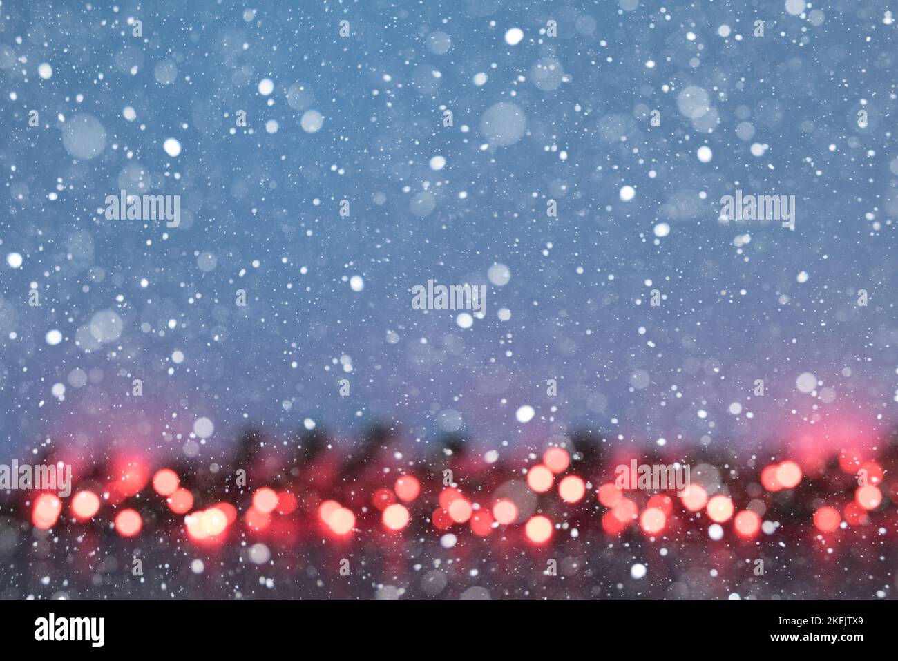 Weihnachtlich leuchtende Girlande mit roten Lichtern - weicher Fokus, Bokeh Stockfoto