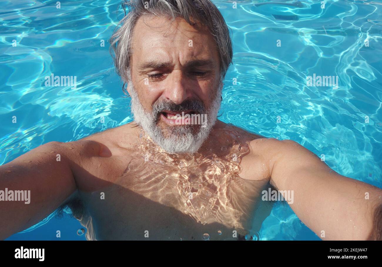 Unglücklicher reifer Mann in einem Schwimmbad Stockfoto