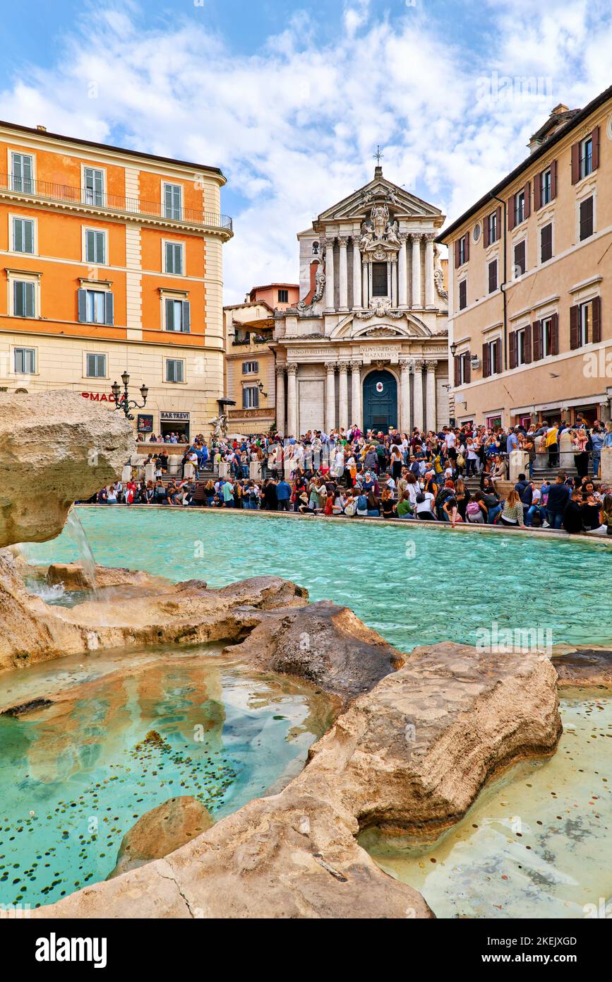 Rom Latium Italien. Menschenmenge am Trevi-Brunnen Stockfoto