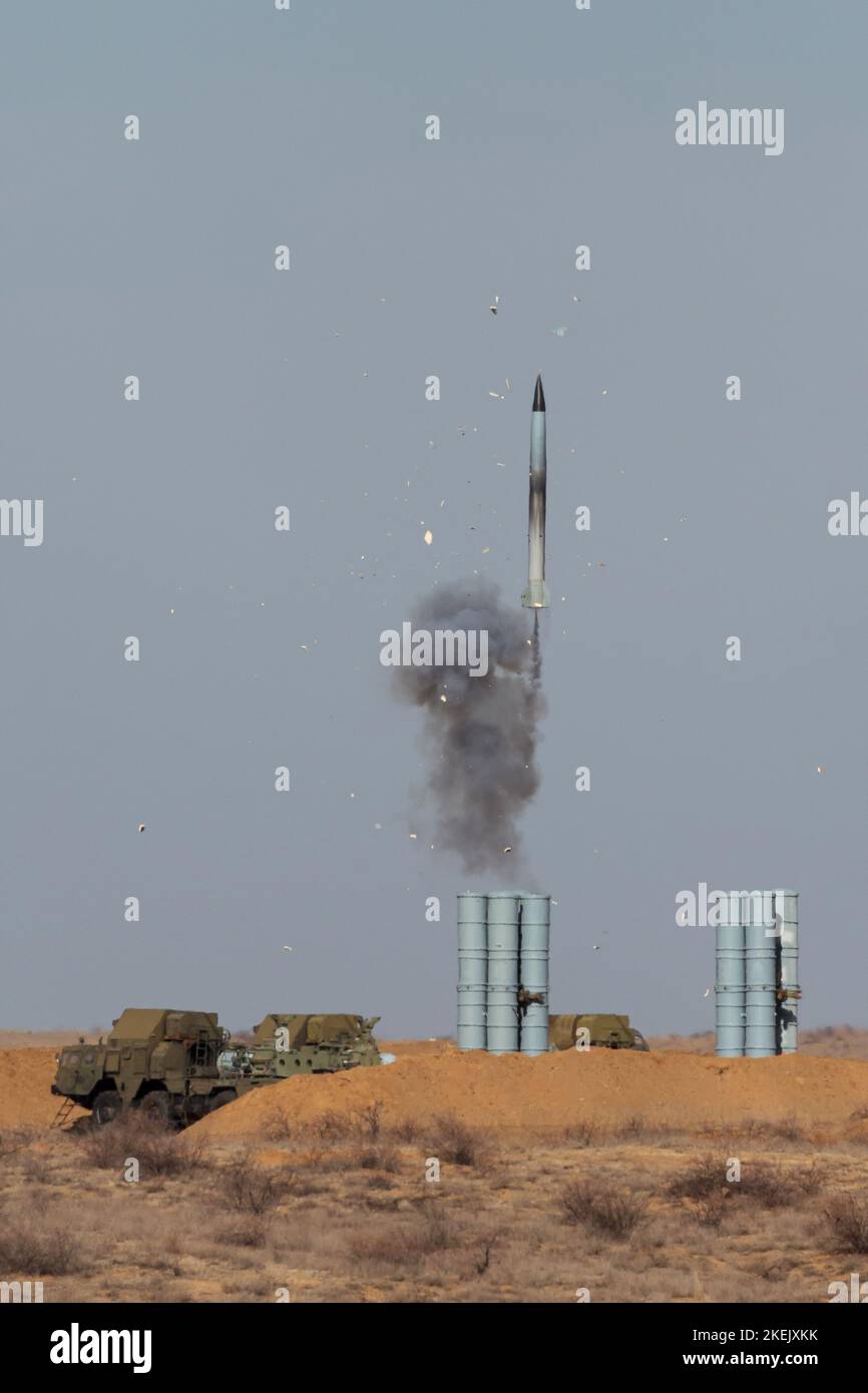 Militärische Ausbildung, der Start einer Flak-Rakete, um ein fliegendes Ziel zu treffen. Stockfoto