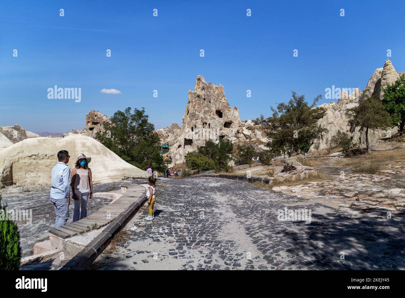 GOTREME, TÜRKEI - 4. OKTOBER 2020: Das sind nicht identifizierte Besucher des Goreme Freilichtmuseums an der Straße zu den Felsen mit Höhlen des ehemaligen Chr Stockfoto