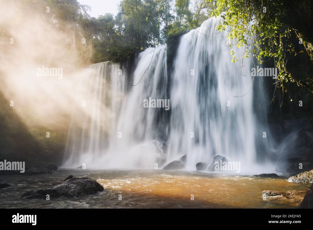 Hoher Wasserfall in den Bergen bei Morgenlicht. Tropische Landschaft in Camobodia. Stockfoto