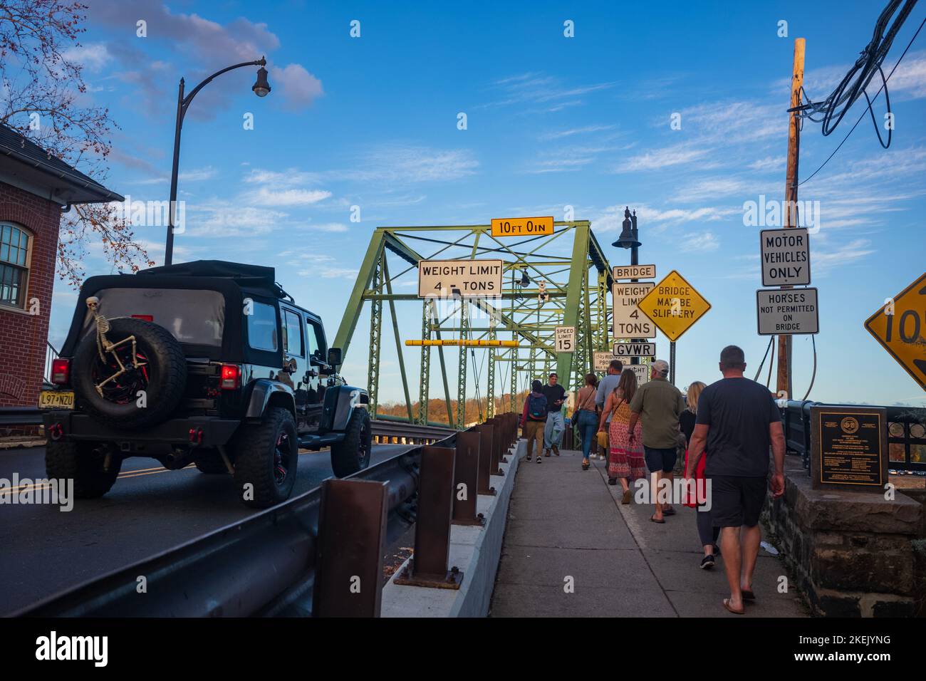 New Hope, PA, USA - 5. Nov 2022: Pedestrans überqueren die sechs Spannweiten, 1.053 Fuß lange Brücke von New Hope, PA nach Lambertville, NJ, die 1 gebaut wurde Stockfoto