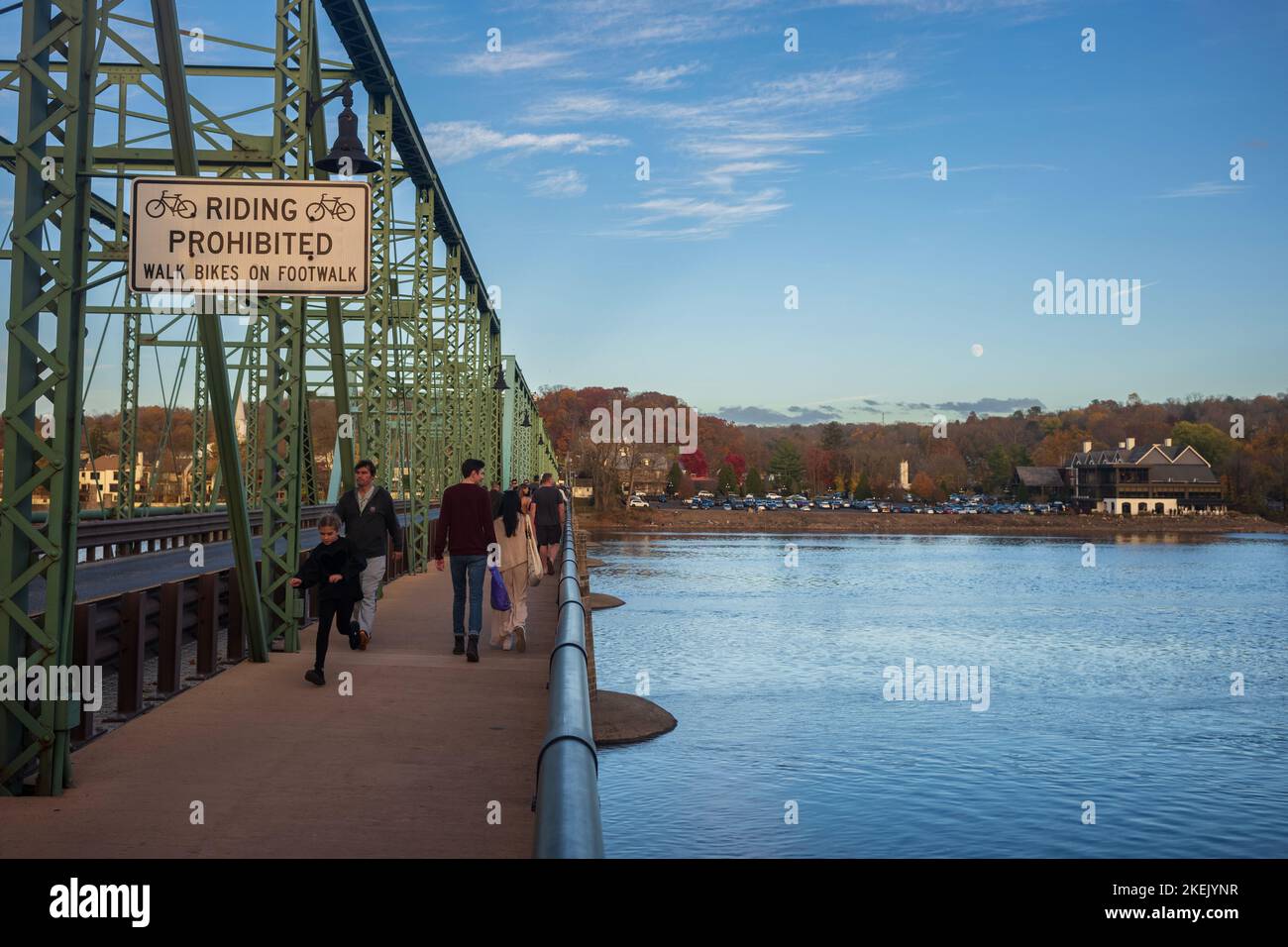 New Hope, PA, USA - 5. Nov 2022: Pedestrans überqueren die sechs Spannweiten, 1.053 Fuß lange Brücke von New Hope, PA nach Lambertville, NJ, die 1 gebaut wurde Stockfoto