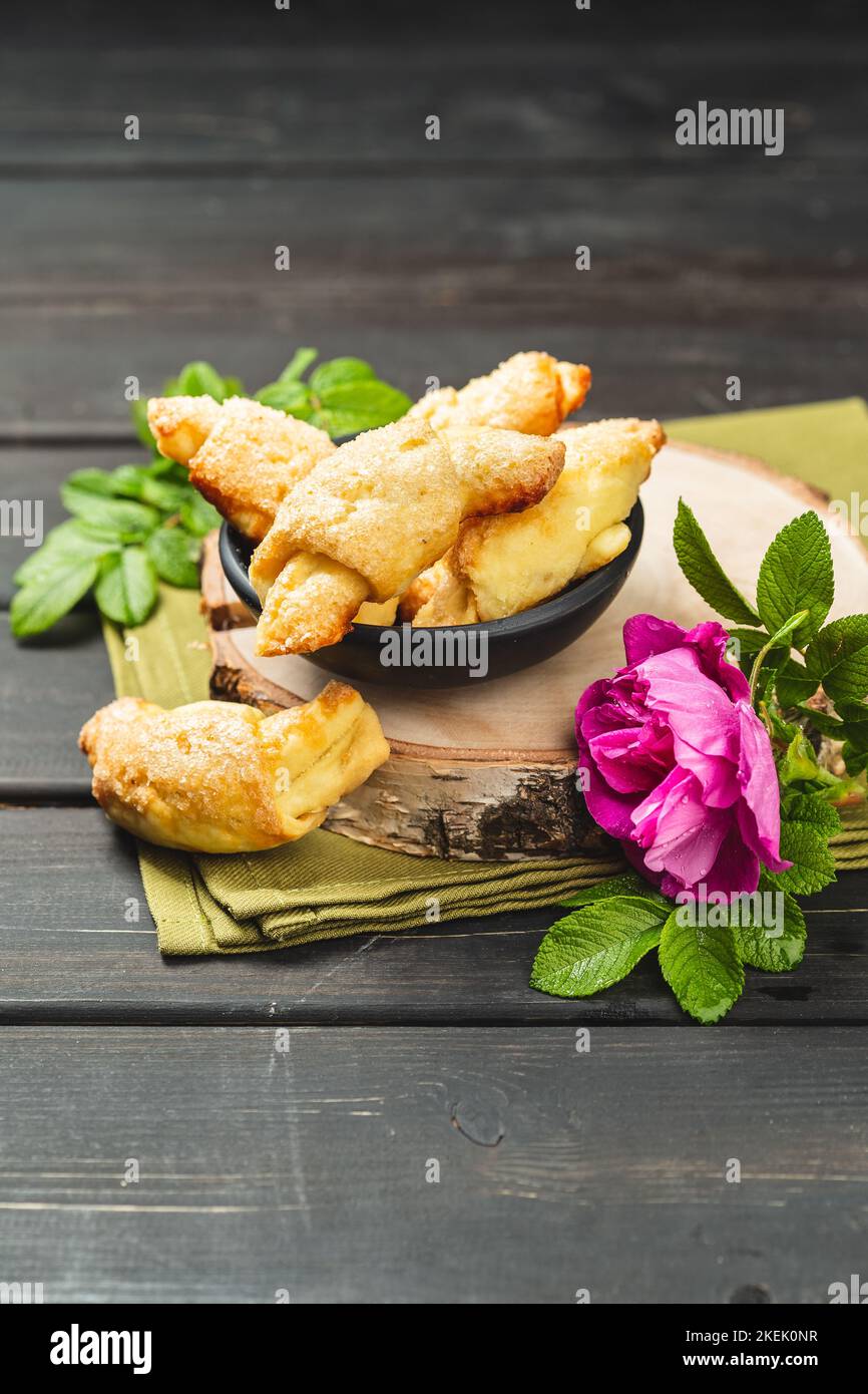 Traditionelle jüdische Rugelach oder Kifli Crescent gerollte Kekse mit Rosenkonfitüre Füllung. Frisch Gebackene Mürbeteig-Croissants Konfektion Stockfoto