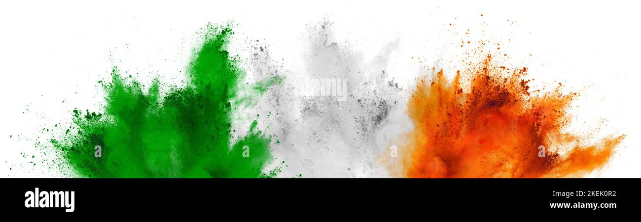 Bunte irische Tricolor Flagge in grün weiß orange Farbe holi Farbe Pulverexplosion auf isoliertem Hintergrund. irland europa Feier Fußballfans Stockfoto