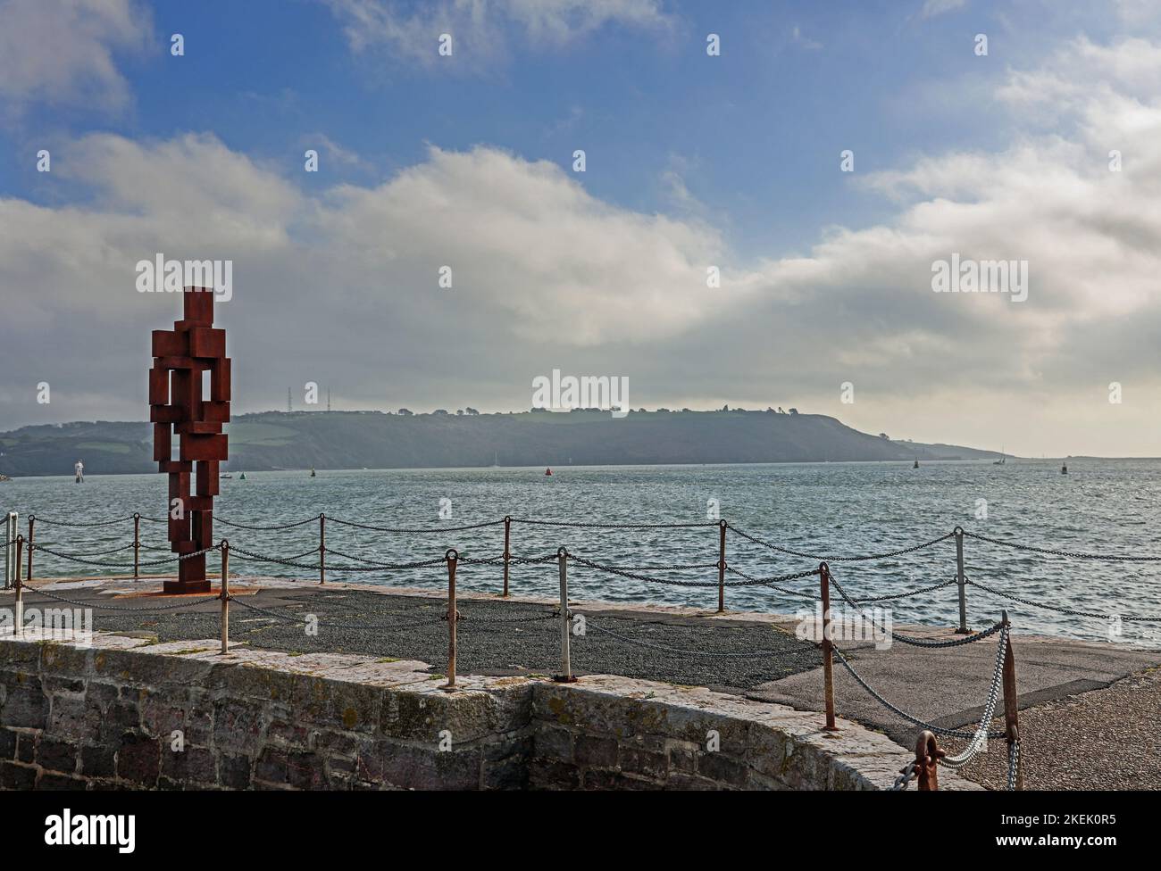 Sir Anthony Gormleys Skulptur ‘Look II’ aus dem Jahr 12ft blickt von seinem Haus am West Hoe Pier Plymouth über den Plymouth Sound. Die menschliche Figur sieht aus, um sich zu sehen Stockfoto