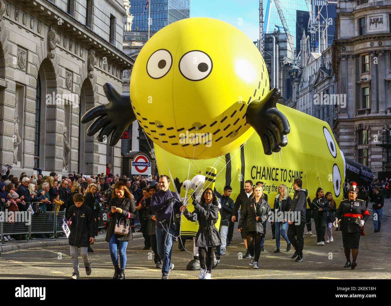 London, Großbritannien. 12.. November 2022. Cricket Charity Chance, mit einer riesigen Ballonkratur und Cricket-Schläger zu glänzen. Die jährliche Lord Mayor's Show geht vom Mansion House durch die City of London, vorbei an der St. Paul's Cathedral, zum Royal Courts of Justice und zurück. Der Ratsherr Nichola Lyons fährt im goldenen Staatsbus und wird 694. zum Oberbürgermeister von London in einem Segen an der St. Paul's Cathedral. Kredit: Imageplotter/Alamy Live Nachrichten Stockfoto