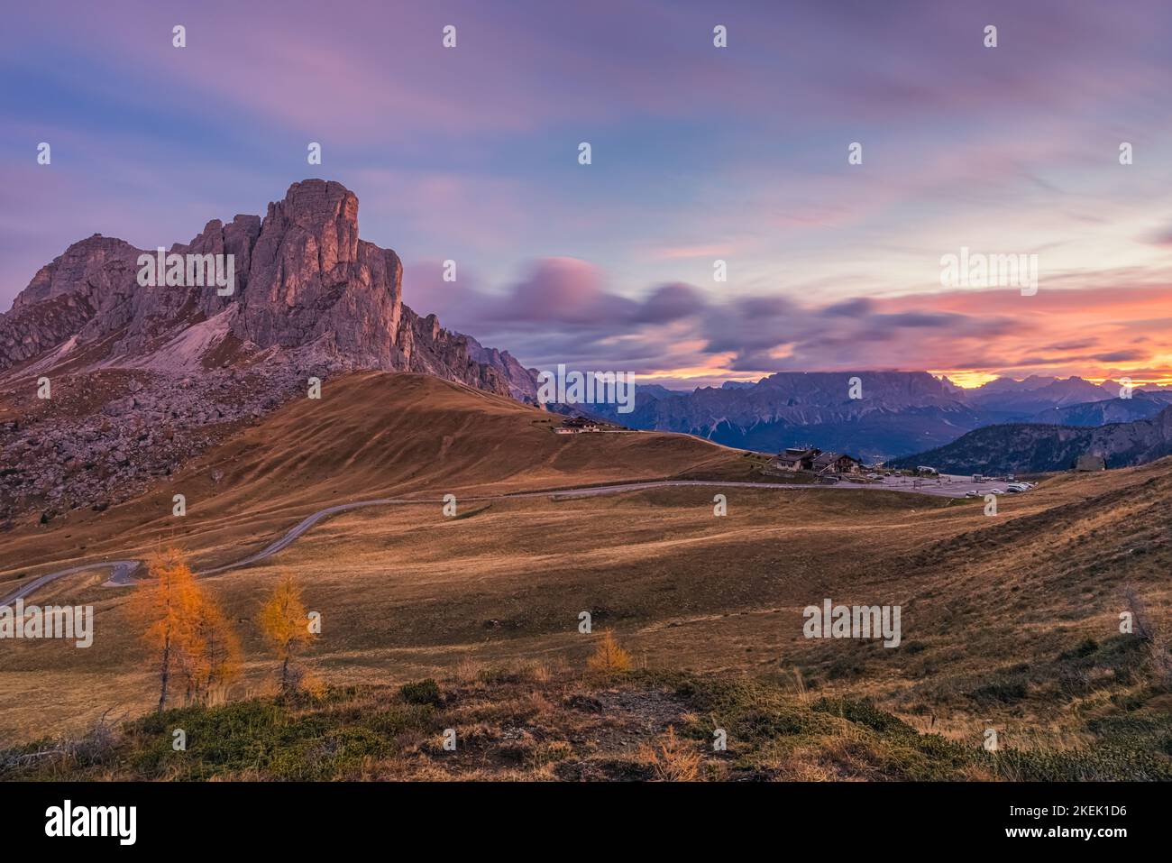 It is autumn in the Dolomites and a beautiful sunrise on the Giau Pass (Passo Giau) at 2200 meters altitude. Here you have a view of the “Ra Gusela”, Stockfoto