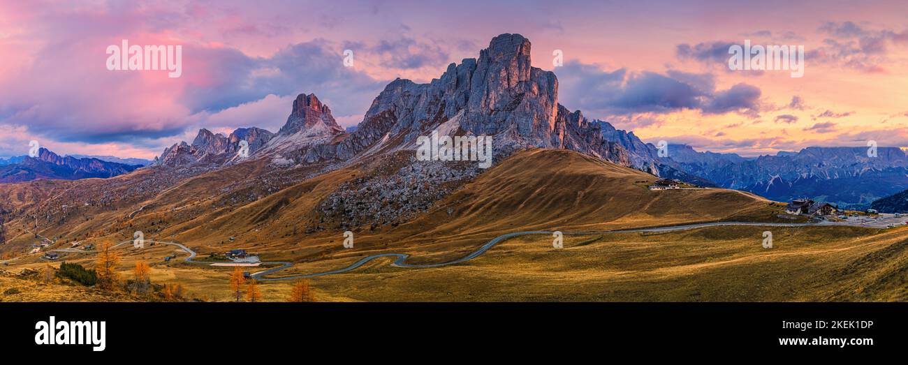 A wide 3:1 panoramic image from autumn in the Dolomites and a beautiful sunrise on the Giau Pass (Passo Giau) at 2200 meters altitude. Here you have a Stockfoto