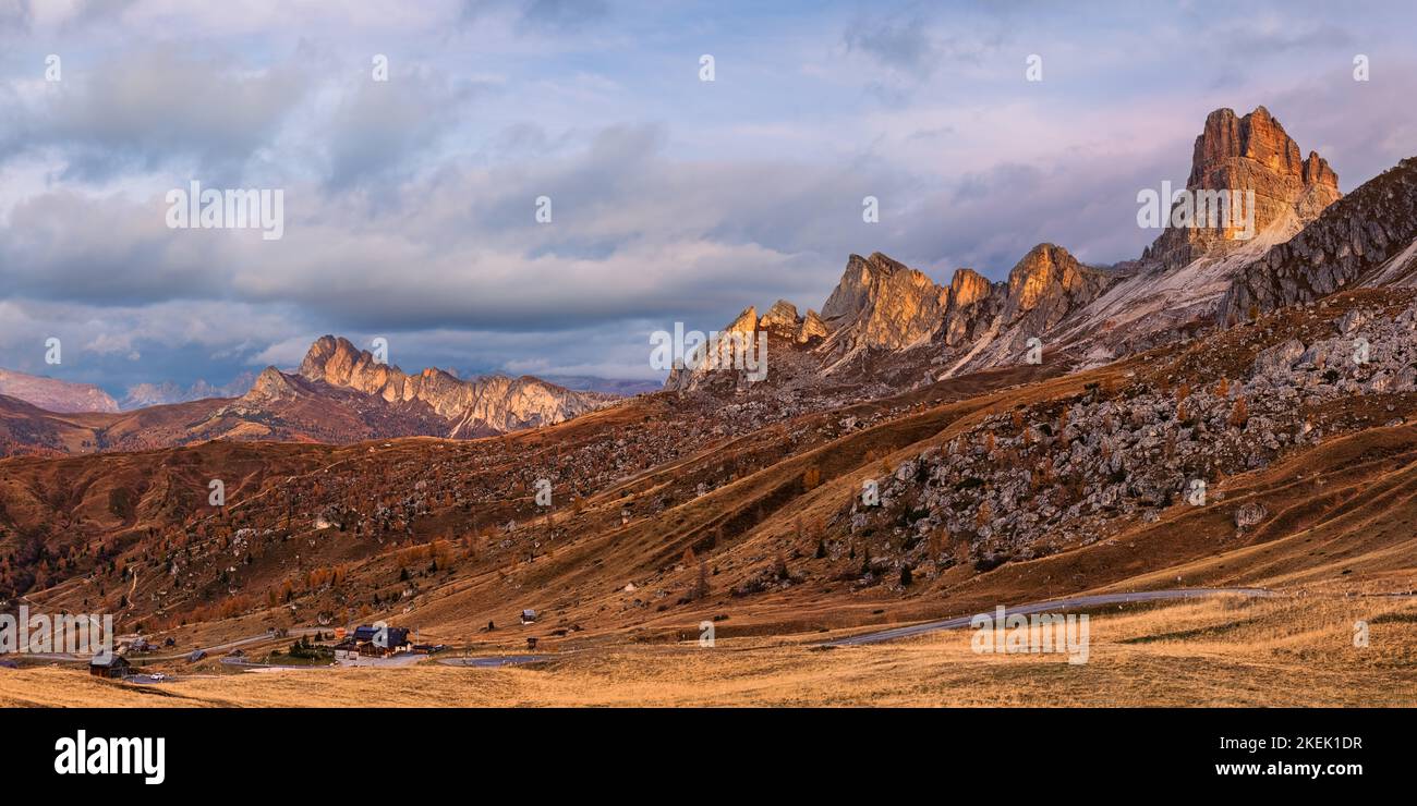 Es ist Herbst in den Dolomiten und ein schöner Sonnenaufgang auf dem Giau Pass (Passo Giau) auf 2200 Metern Höhe. Hier haben Sie einen Blick auf die „Ra Gusela“, Stockfoto