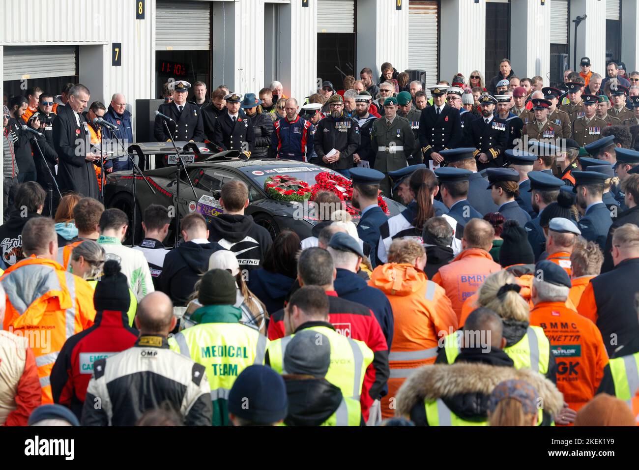 Anglesey, Wales, Großbritannien, 13. November 2022. Erinnerungsdienst in der Boxengasse am Anglesey Circuit (Trac Mon). 12-Stunden-Langstreckenrennen hält zur Erinnerung am Sonntag Dienst Red Water Images / Alamy Live News Stockfoto