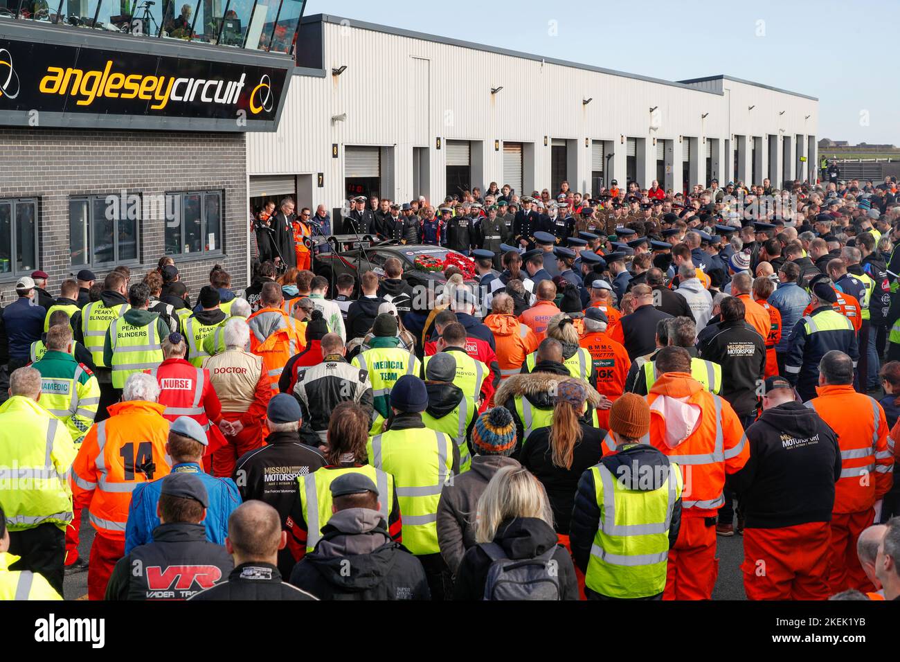 Anglesey, Wales, Großbritannien, 13. November 2022. Erinnerungsdienst in der Boxengasse am Anglesey Circuit (Trac Mon). 12-Stunden-Langstreckenrennen hält zur Erinnerung am Sonntag Dienst Red Water Images / Alamy Live News Stockfoto