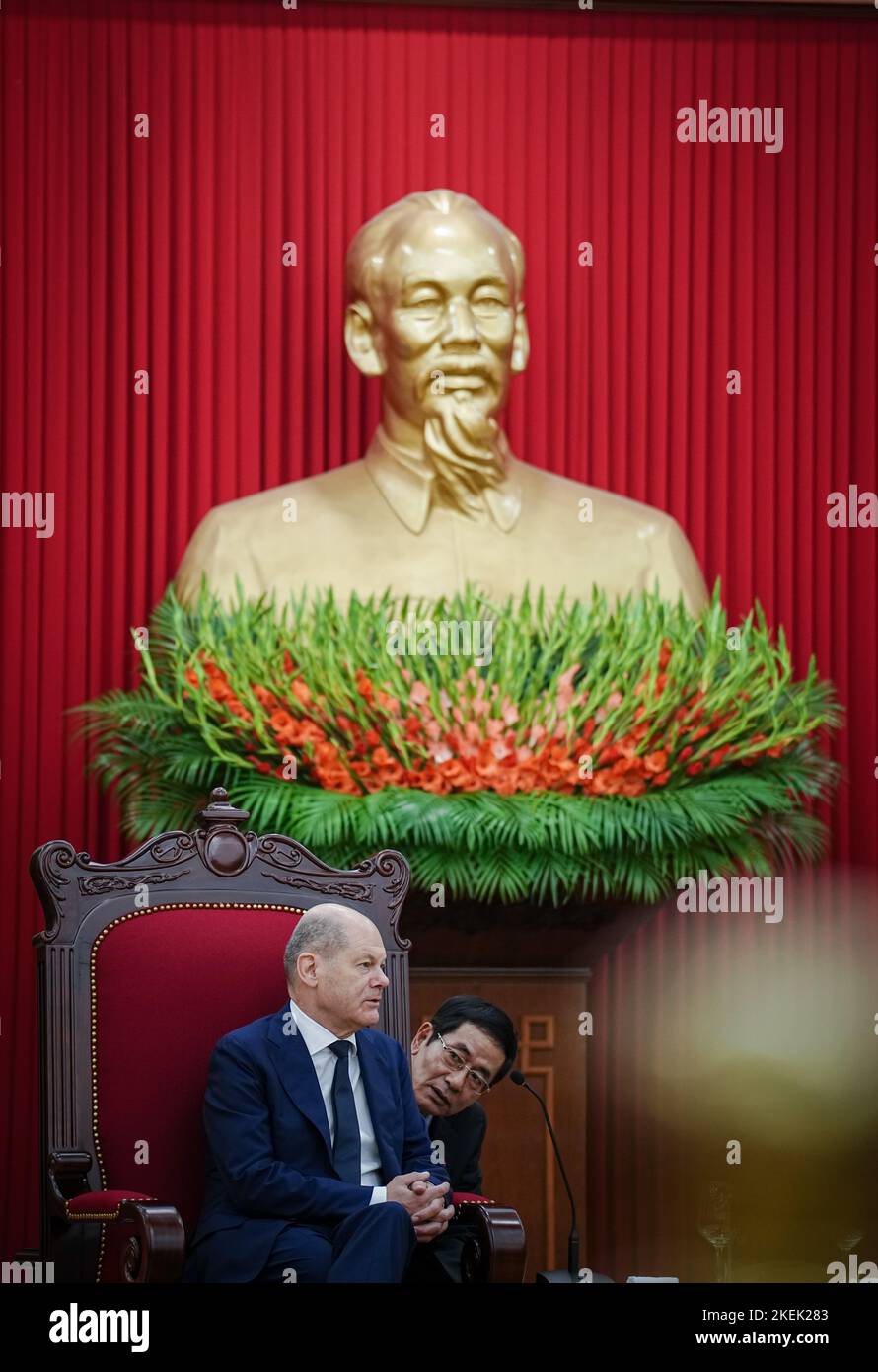 Hanoi, Vietnam. 13.. November 2022. Bundeskanzler Olaf Scholz (SPD) sitzt beim Empfang des Generalsekretärs der Kommunistischen Partei neben einem Dolmetscher. Vietnam ist die erste Station der Kanzlerin auf dem Weg zum Gipfel G20. Quelle: Kay Nietfeld/dpa/Alamy Live News Stockfoto